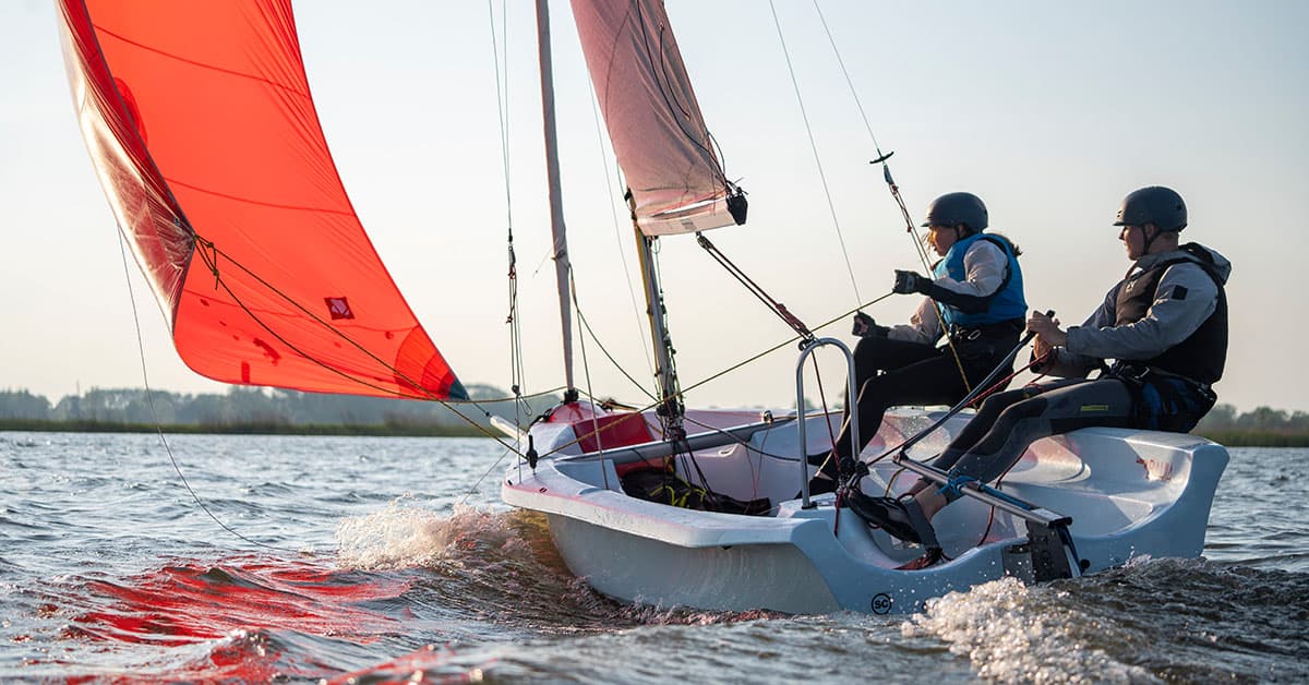 🤕 Helmplicht in de sport: vandaag in het nieuws, al 2 seizoenen realiteit bij het Nationaal Watersportdiploma